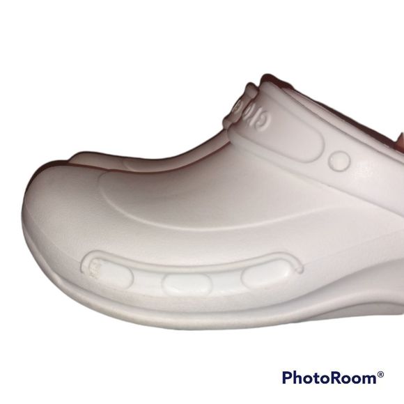 CROCS White Unisex Sandals - Picture 10 of 16